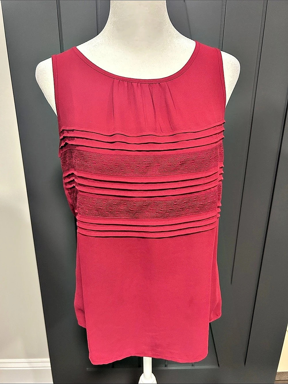 LOFT Sleeveless Textured Tank in Red Crimson Berry Color Size XS Like New